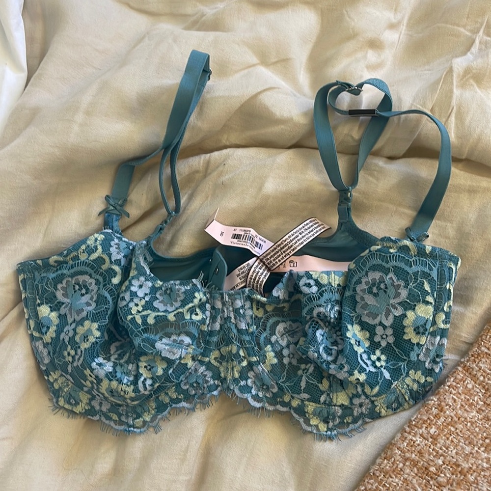 34D VS BRA